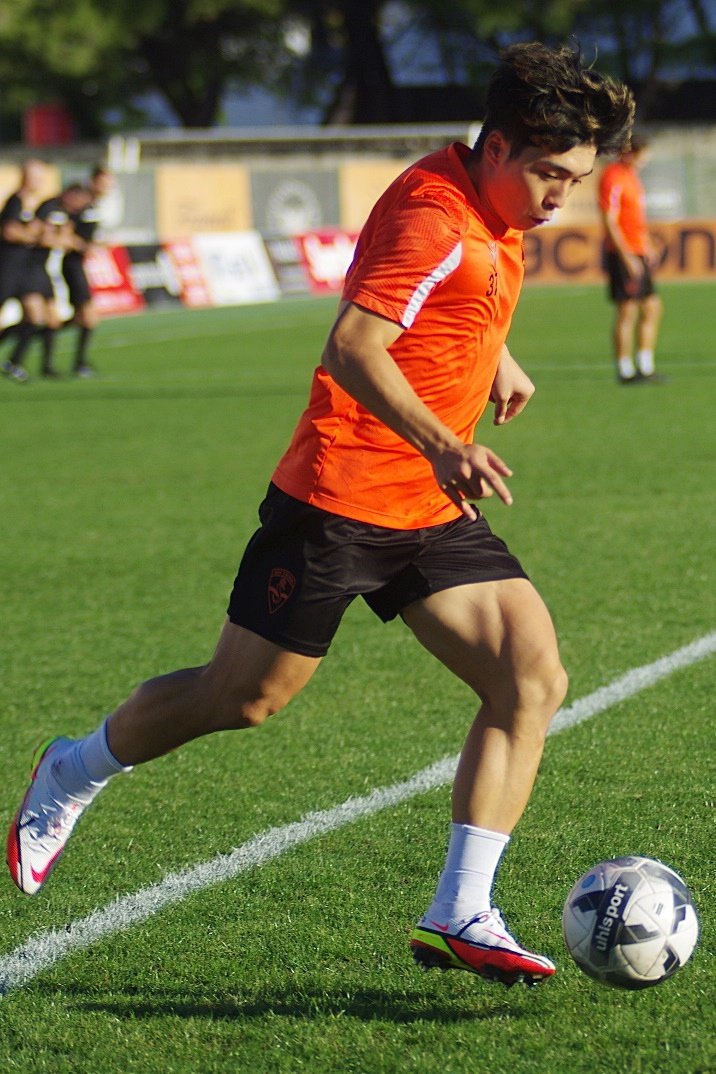 練習中の新井晴樹。鍛え抜かれた太股の太さがよくわかる　©Yasuyuki Nagatsuka