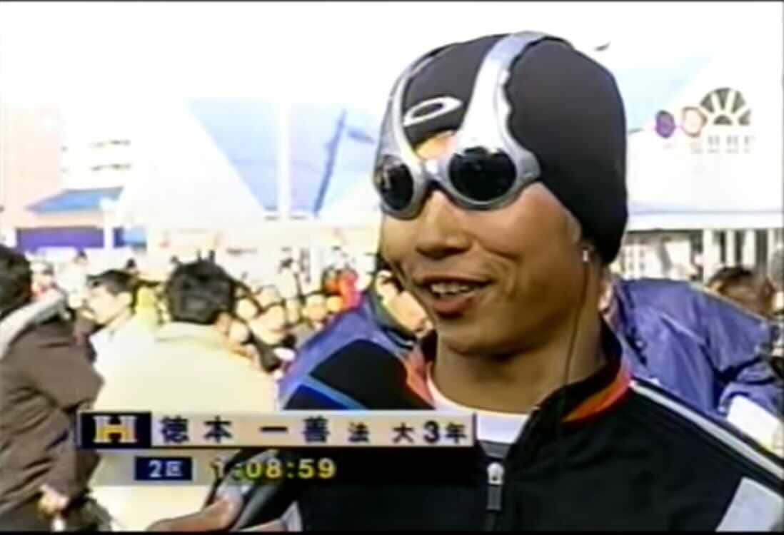 風変わりなサングラスを“装着”したままインタビューに答える徳本（当時のテレビ中継より）