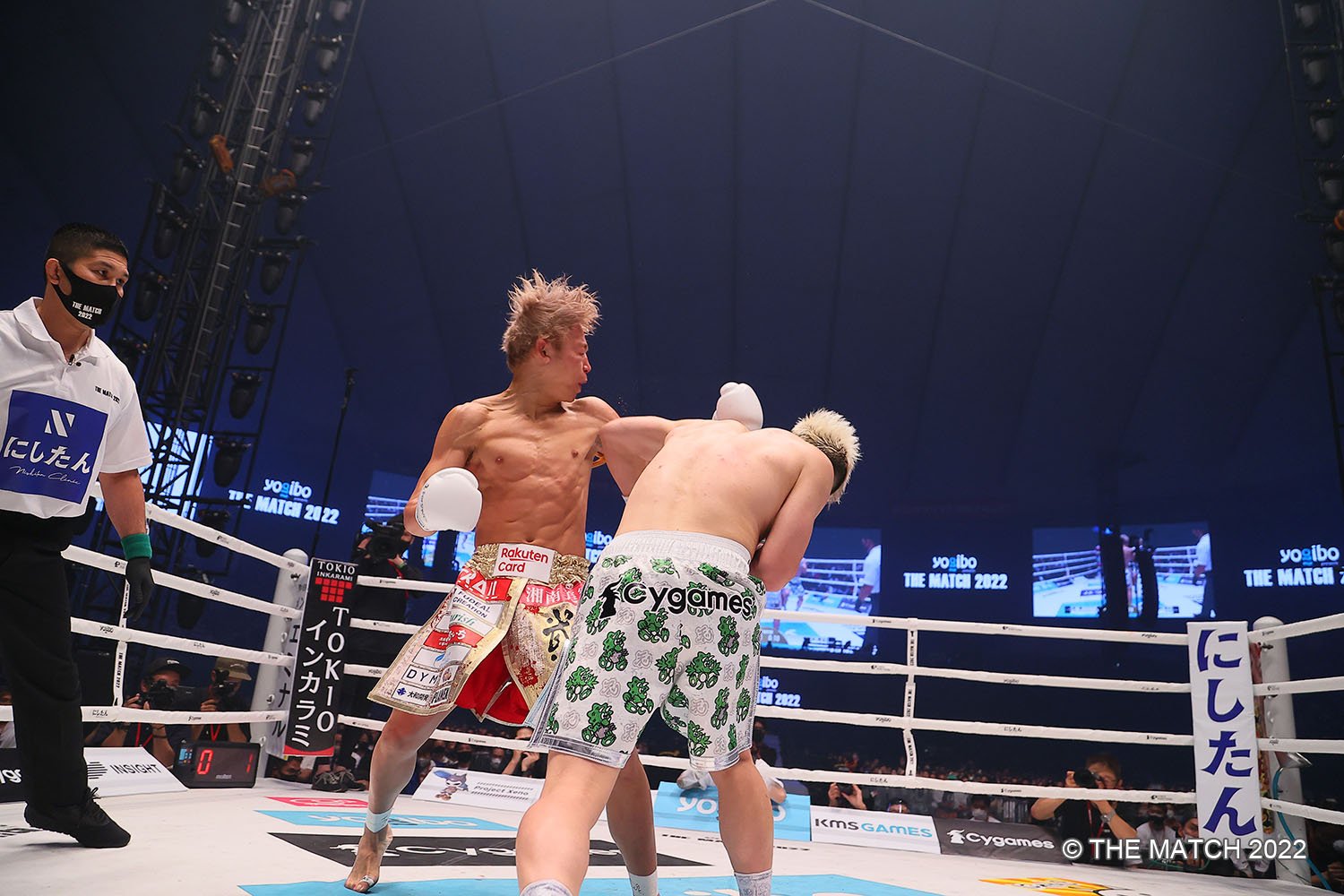 武尊から左フックでダウンを奪った場面もボクシング色の強い攻防だった　©THE MATCH 2022