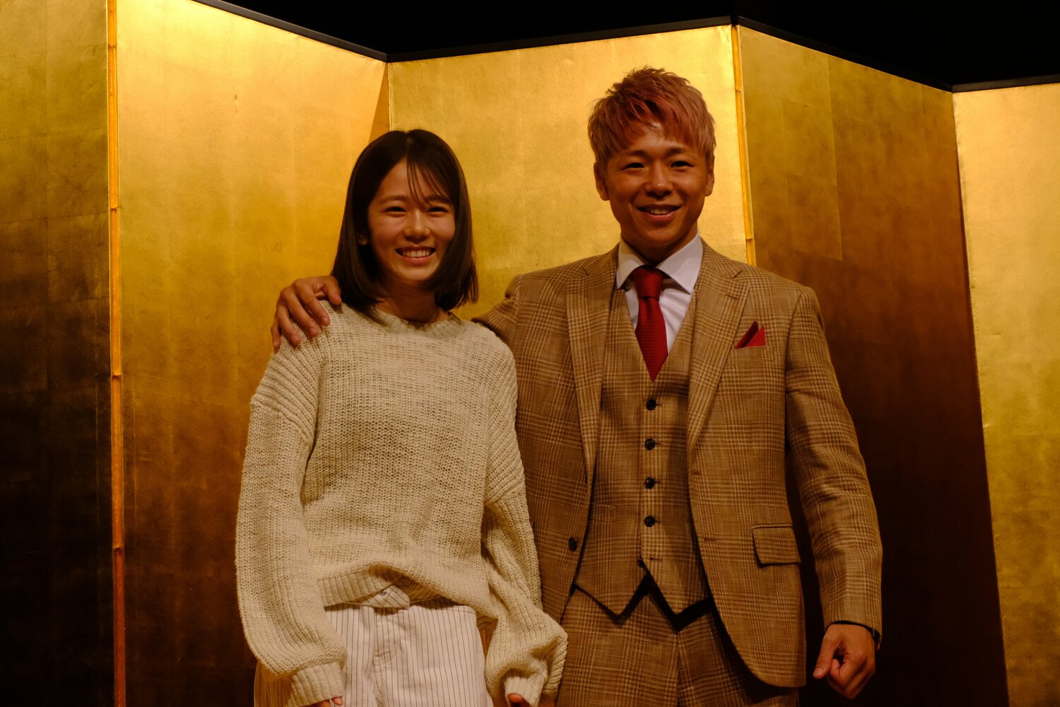 引退会見にて、妻・川口葵と　©Norihiro Hashimoto