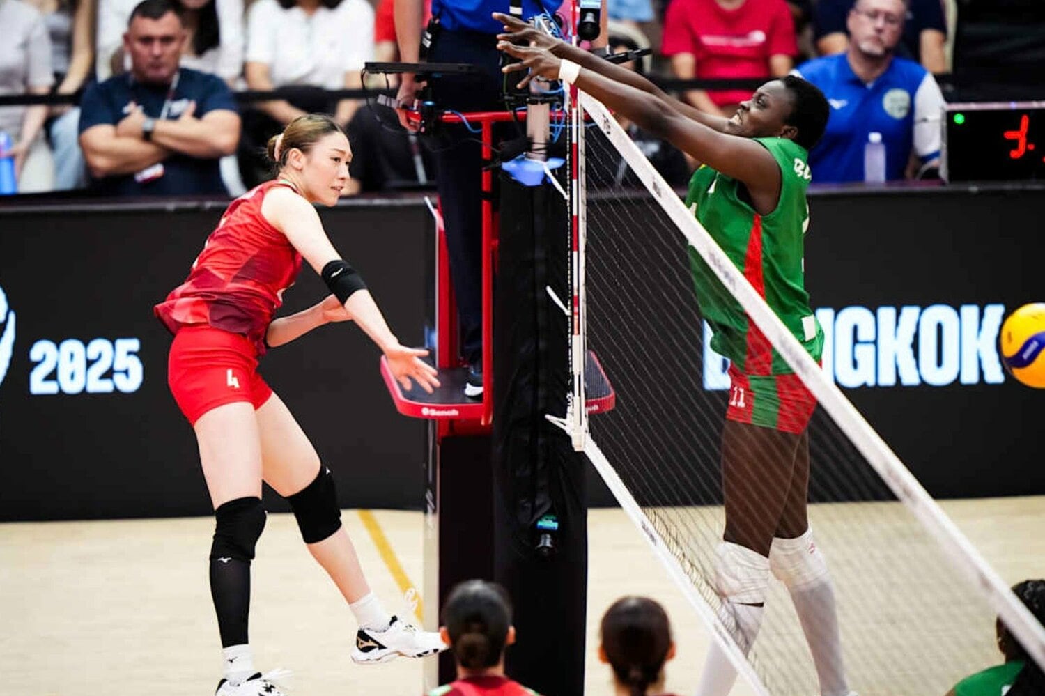 世界選手権カメルーン戦でスパイクを放つ石川真佑　©︎Volleyball World