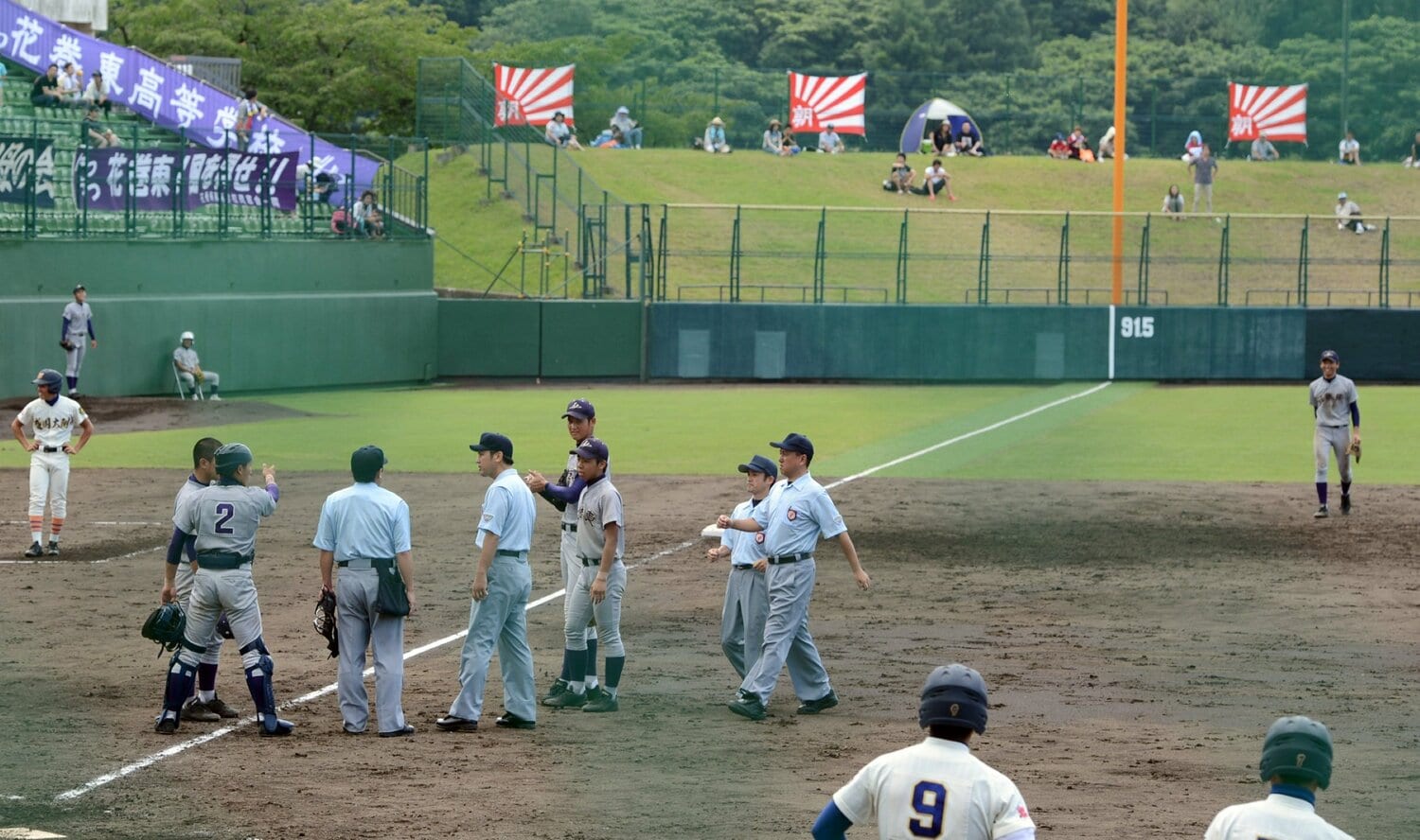 二橋の打球に対し、審判にファールの主張をする花巻東ナイン　©Sankei Shimbun