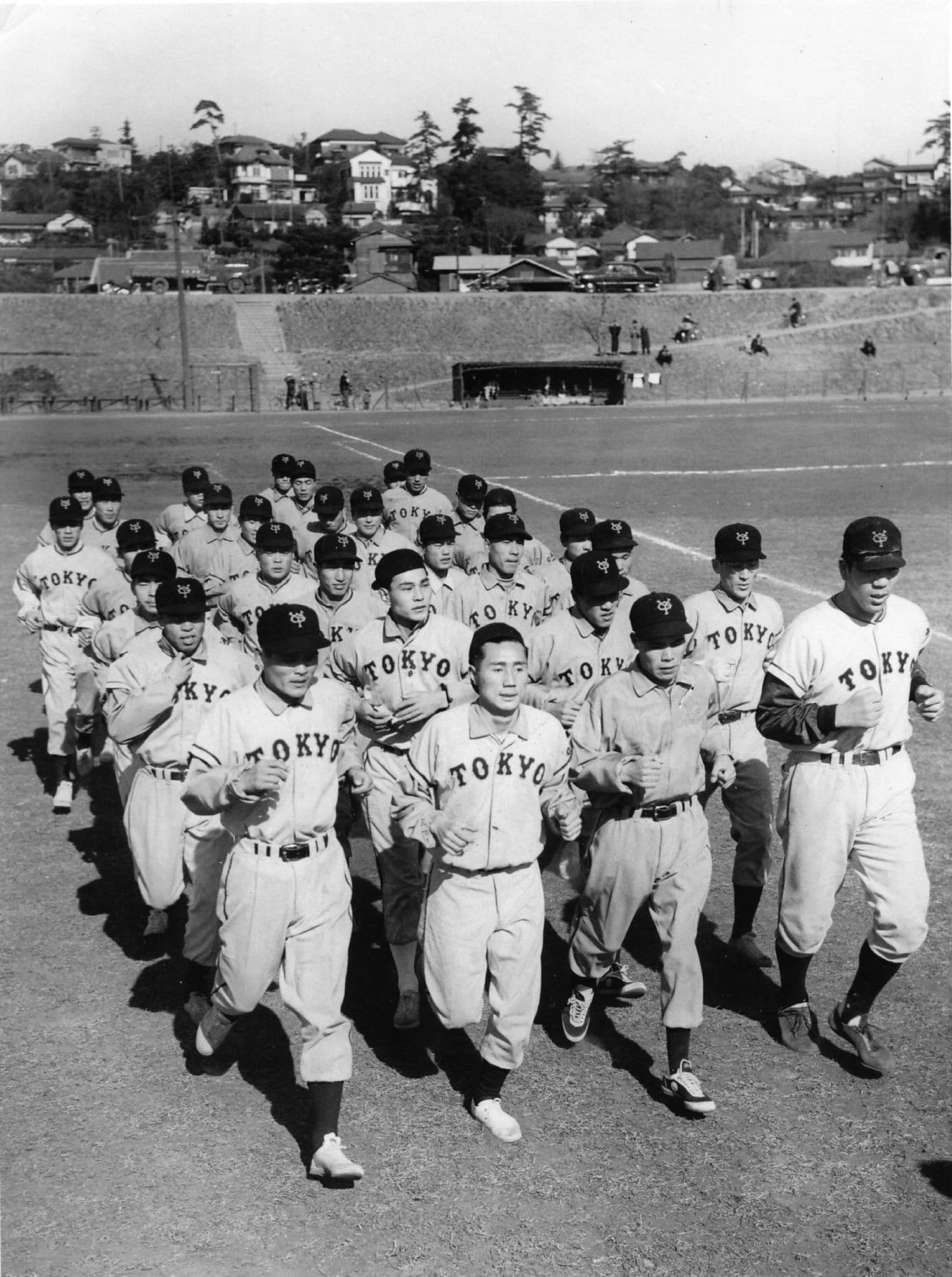 多摩川キャンプに参加する巨人投手時代のジャイアント馬場（前列右）©Sankei Shimbun