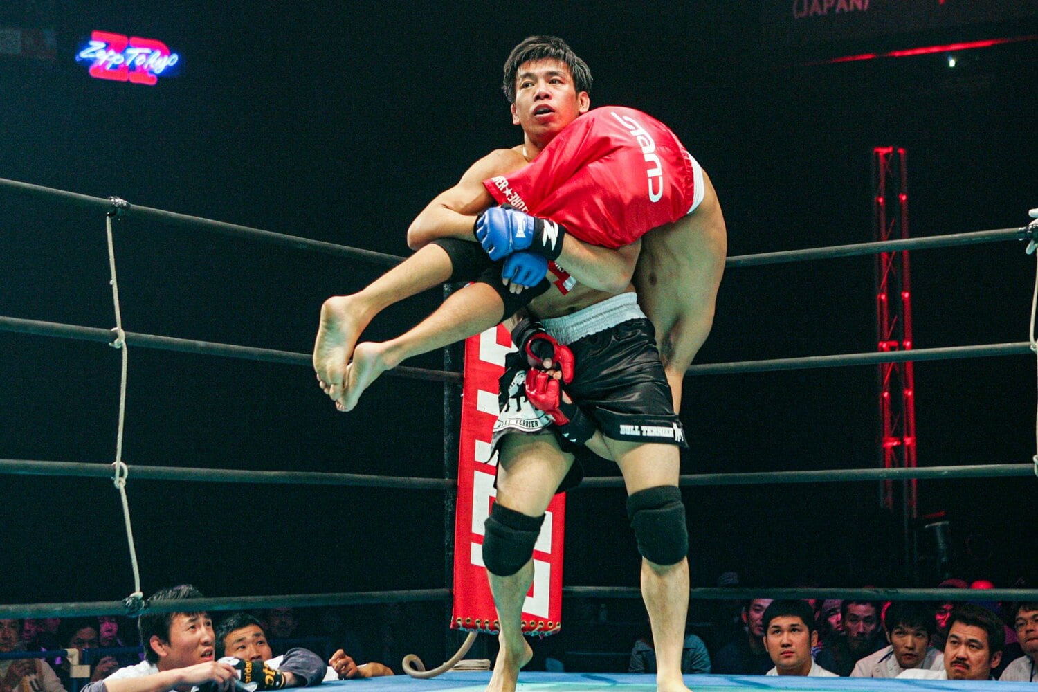 2005年1月のZSTのフェザー級トーナメント準決勝。所英男を担ぎ上げる　©Susumu Nagao