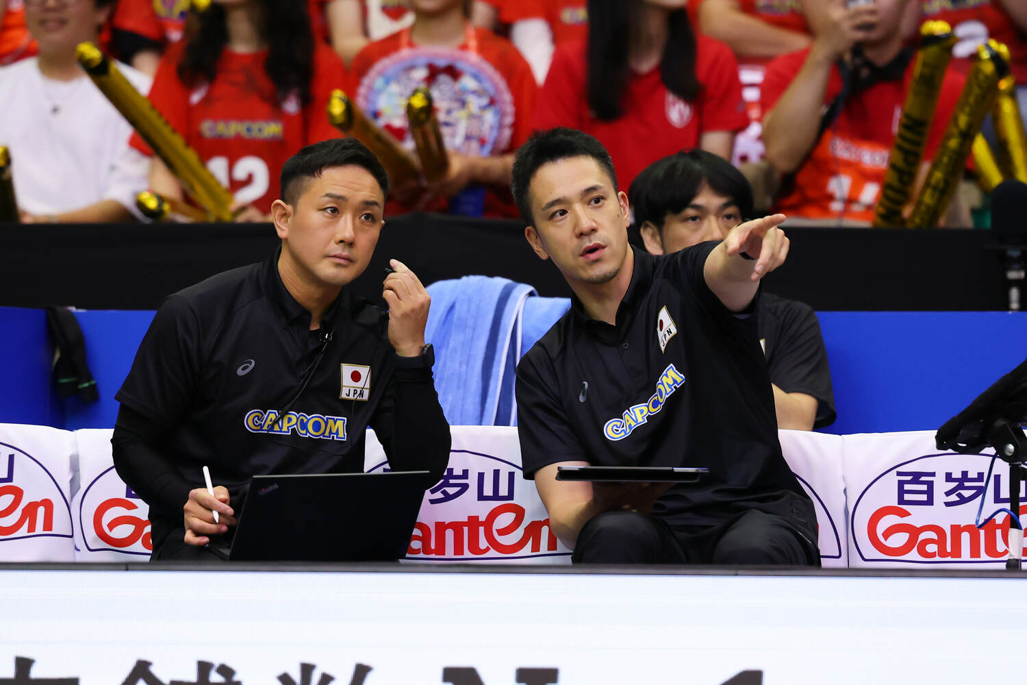 ベンチで作戦を練る伊藤健士コーチ(右)と坂梨朋彦コーチ ©︎JVA/AFLO