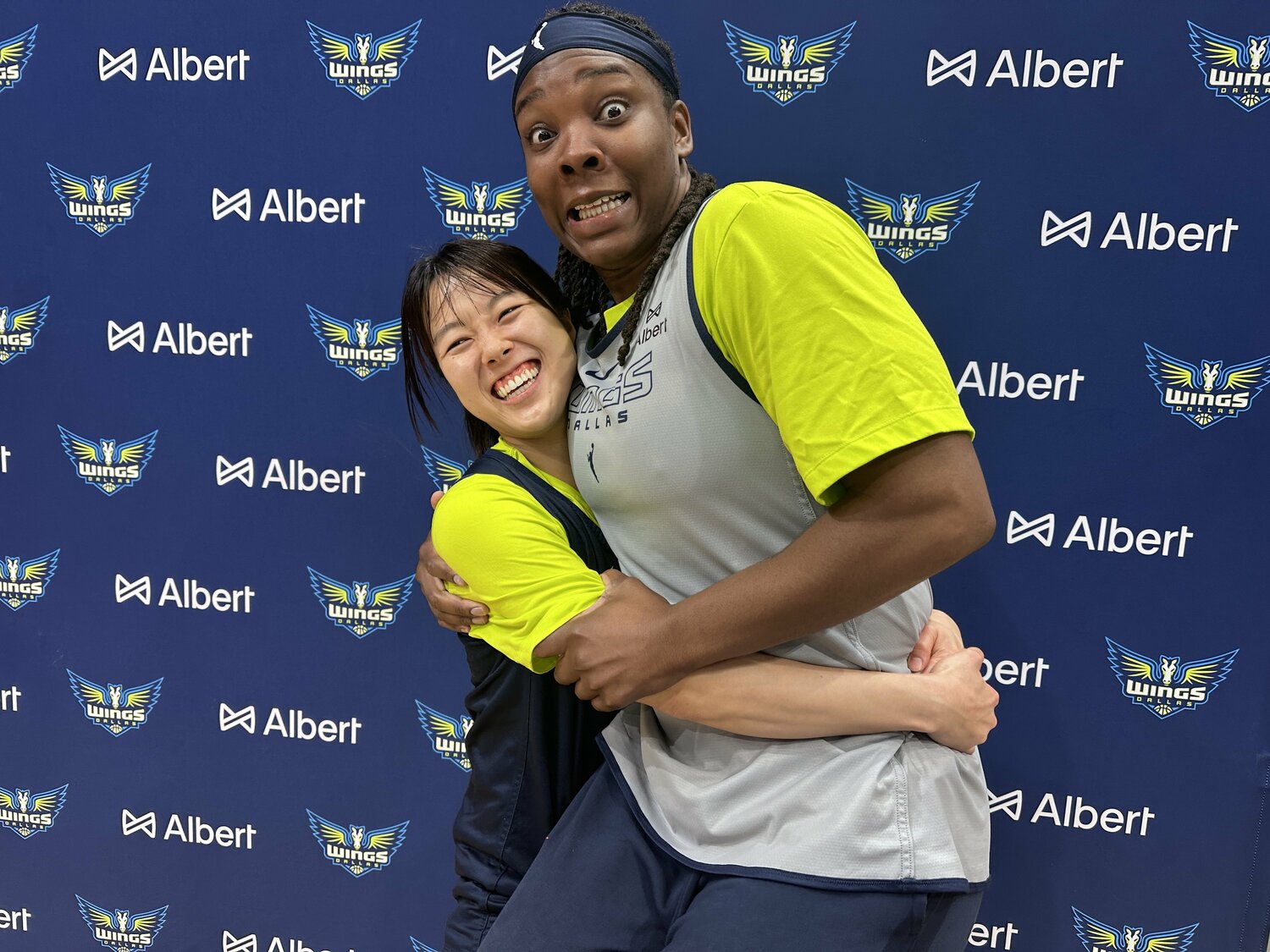 小柄な山本に抱き抱えられ、185cmのハインズ・アレン（右）もこの表情　©︎toyota_antelopes