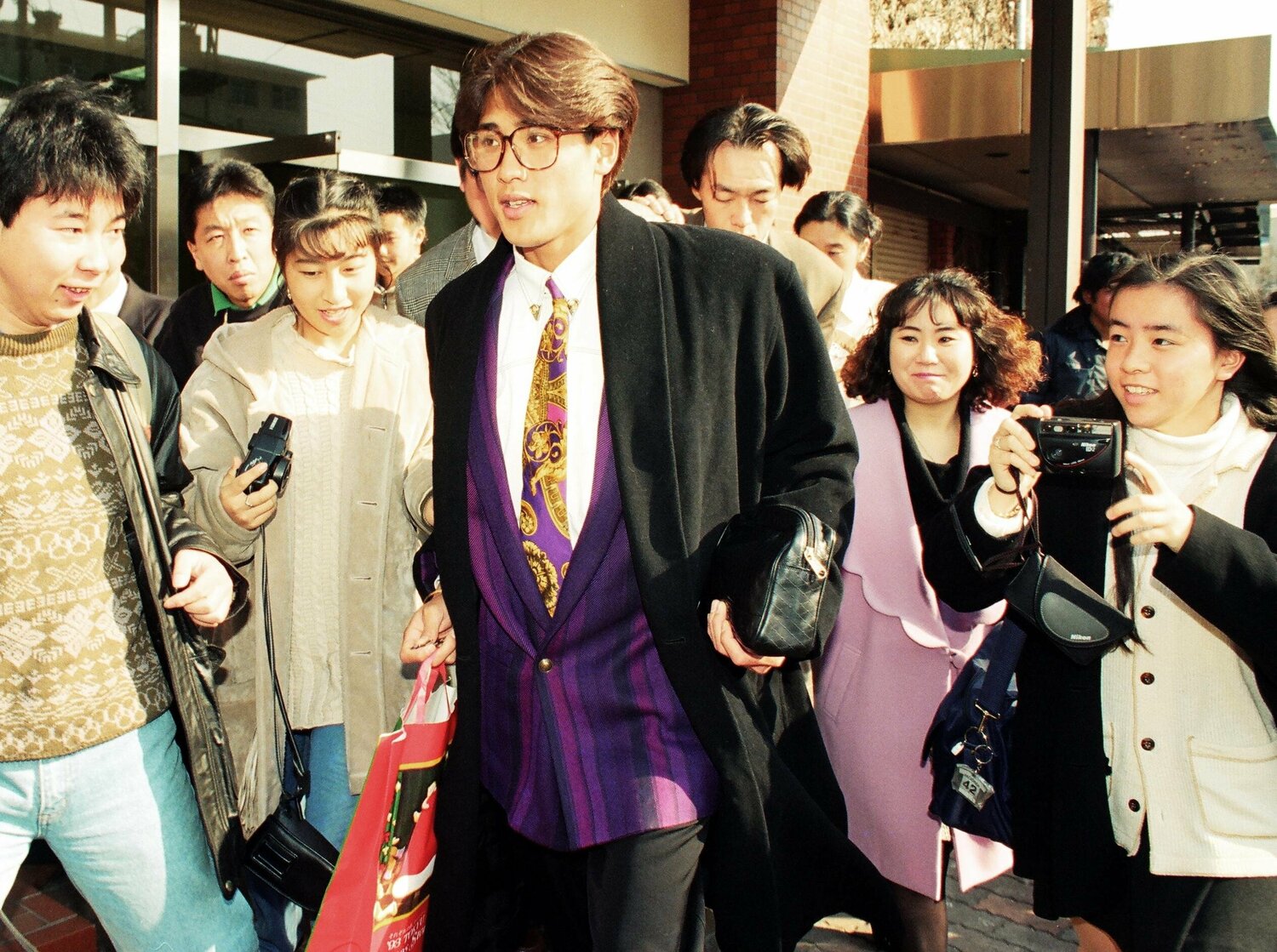 1993年オフ、真っ赤なランボルギーニで球団事務所での契約更改に現れた阪神・新庄剛志は女性ファンから大歓声を浴びる　©︎SANKEI SHIMBUN