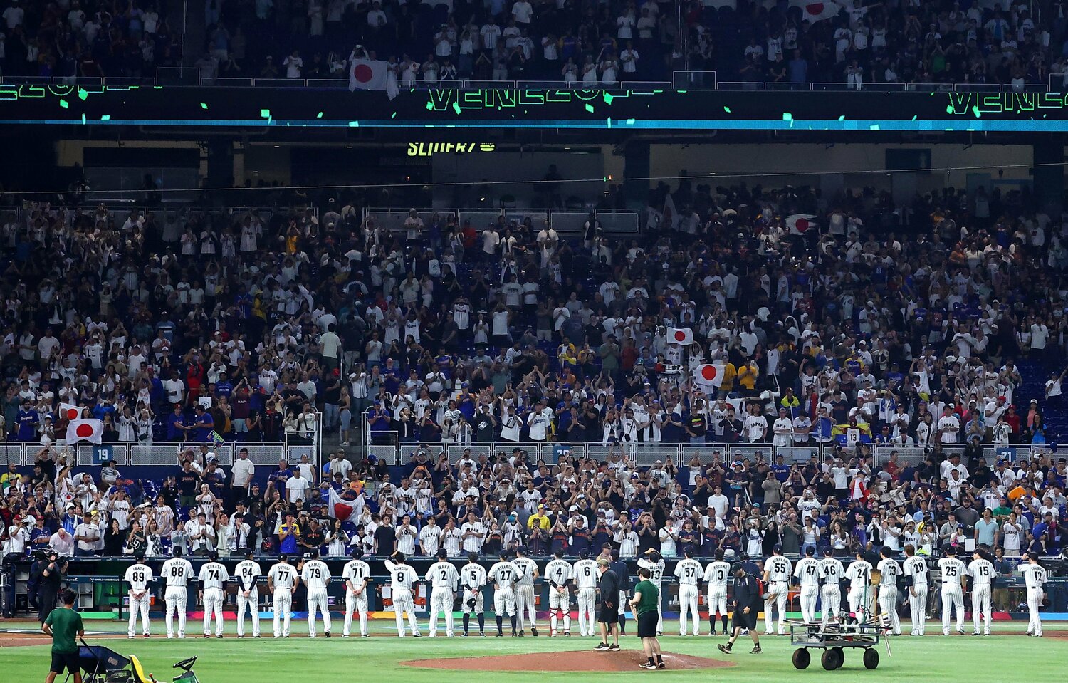 「最後の整列」。大谷や山本らは試合終了直後に引き上げており、姿はなかった　©Sankei Shimbun