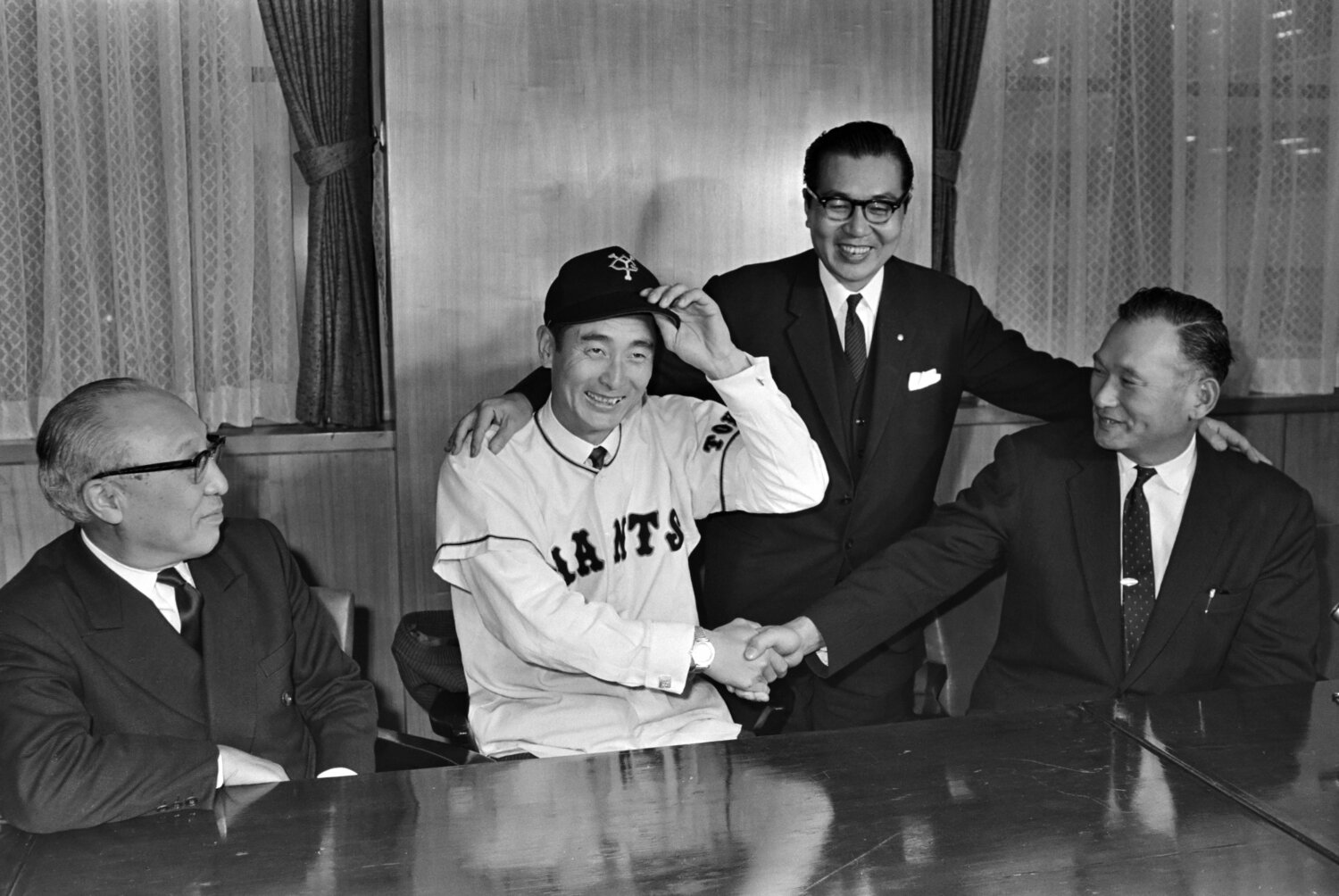 巨人に移籍が決まり川上哲治監督と握手する金田　©JIJI PRESS