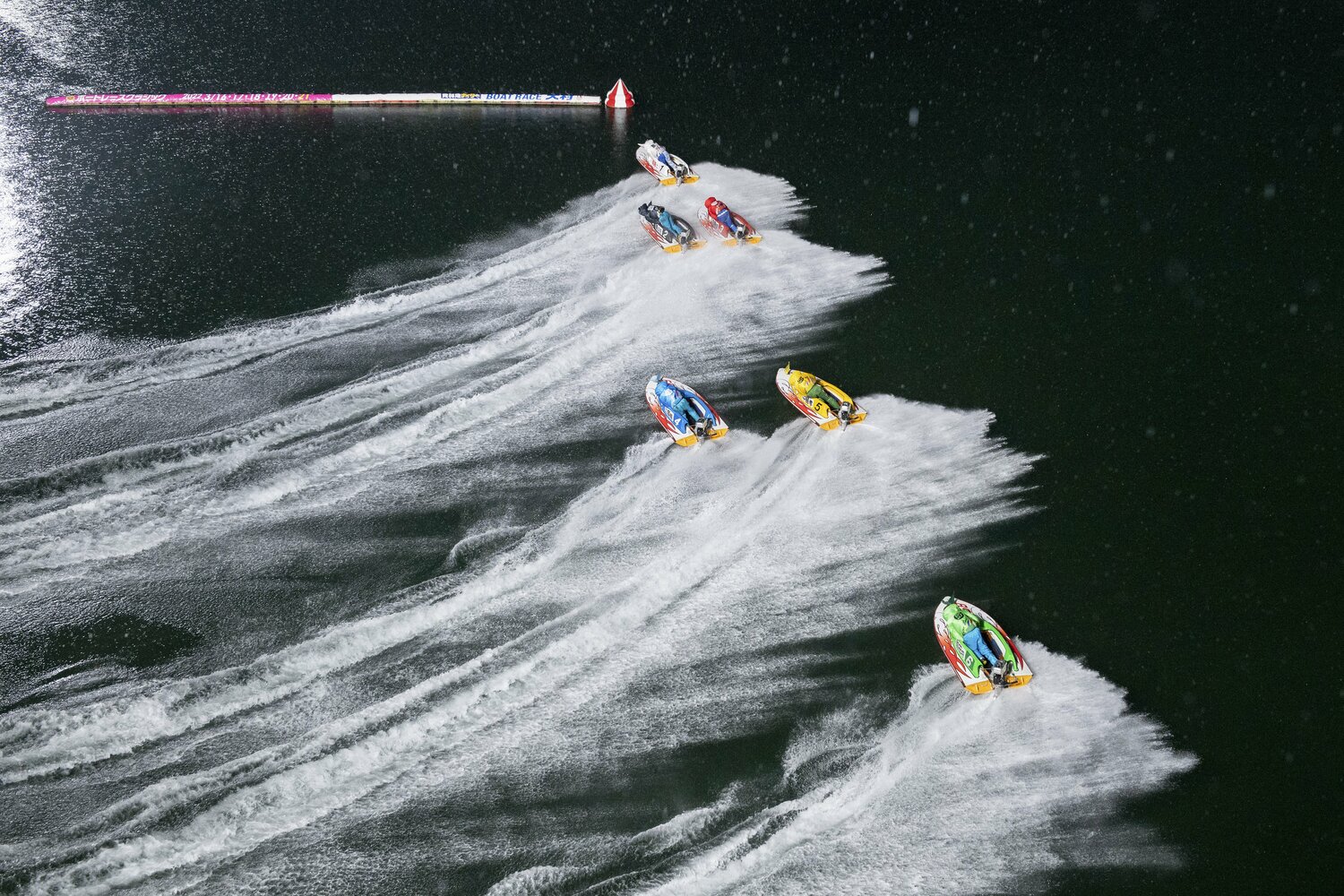 大きなプレッシャーがかかる優勝戦も、1号艇（白）から完璧な逃げを決めた