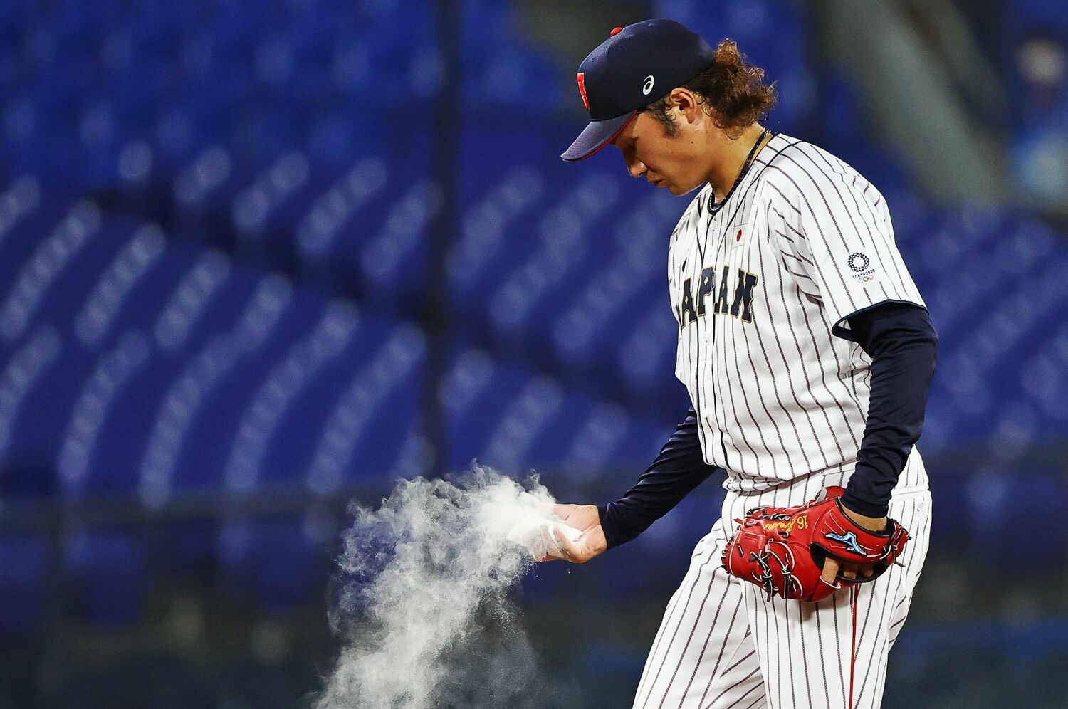 構わずロジンをつけた伊藤。勝負度胸も話題に　©AFLO