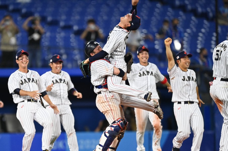 東京五輪で日本代表のクローザーを務めた栗林は金メダルを決めた瞬間、捕手の甲斐に抱き上げられた　©︎Naoya Sanuki/JMPA