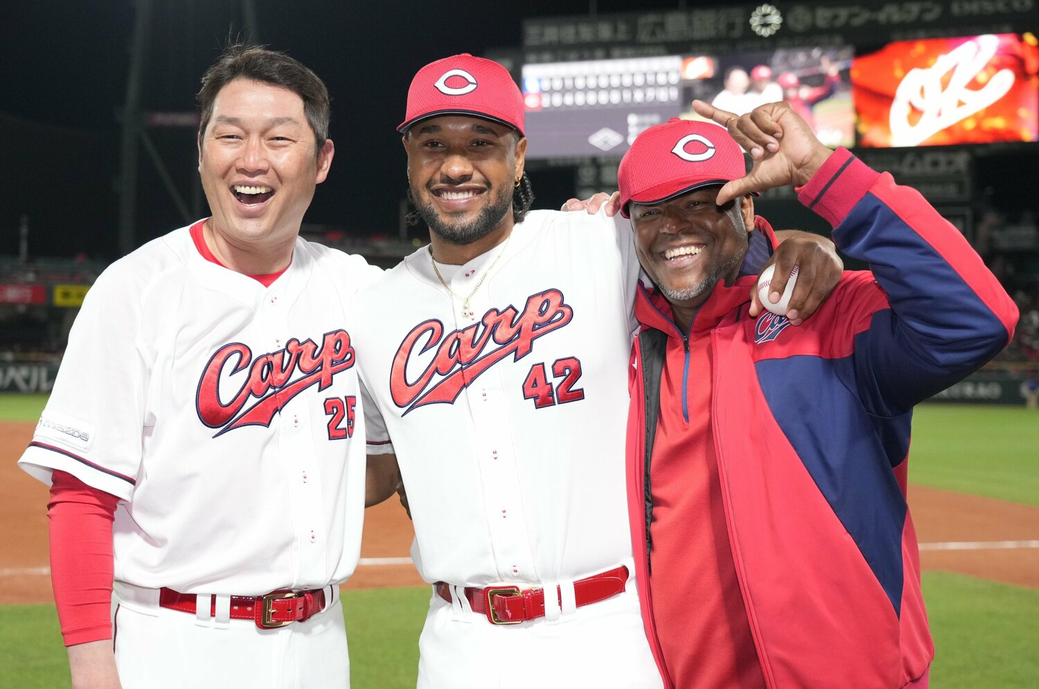 「フェリちゃんは本当にありがたい」広島カープ・新井貴浩監督も絶賛するドミニカ人フェリシアーノの「通訳」を超えた仕事「選手の教育係も…」<Number Web> photograph by SANKEI SHIMBUN