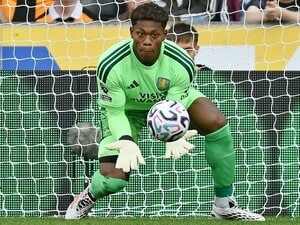GK鈴木彩艶は「ますます頼もしい」“お辞儀＋握手された”MF守田英正が感銘…敵の英国人サポから「スズーキ！」コールまで起きるほどフィーバー