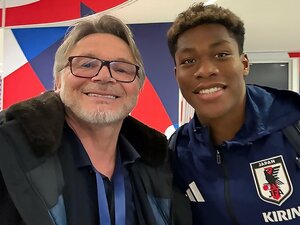 イングランドvs日本をウェンブリーで観戦したトルシエと、写真撮影に応じたGK鈴木彩艶。元日本代表監督は充実の英国遠征をどのように見たか