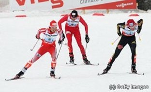 今年2月の世界選手権、アンカーの小林(左)はドイツ、ノルウェーの強豪選手を振り切り、1位でゴールした