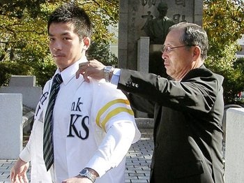 ルーキー・松田宣浩を覚えているか？2006年の熱男と王監督の助っ人解雇。＜Number Web＞ photograph by Kyodo News