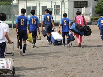 静岡の高校サッカー“奇跡の8人勝利”は美談なのか 「なぜ1年生部員がゼロなの？」＜Number Web＞ photograph by Satoshi Shigeno