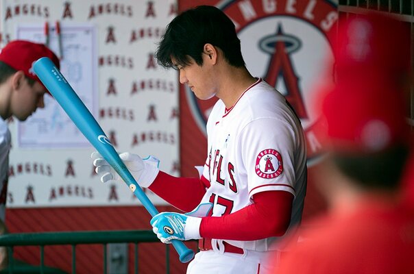 大谷翔平vs最強左腕カーショーの記録が1万8000円? 大リーグのベンチに貼られる「ラインナップカード」が“結構お買い得”