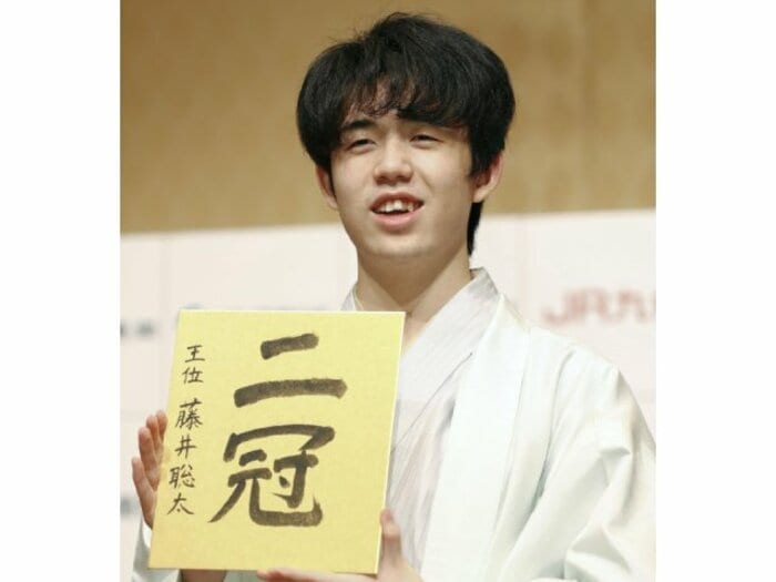 藤井聡太棋聖、史上最年少二冠&八段昇段達成!渡辺明名人が3年前に予言していた「羽生さんと同じくらいまで達する」。<Number Web> photograph by Kyodo News