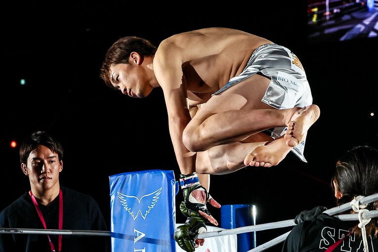 ロープを飛び越えてリングインした朝倉未来　©Susumu Nagao