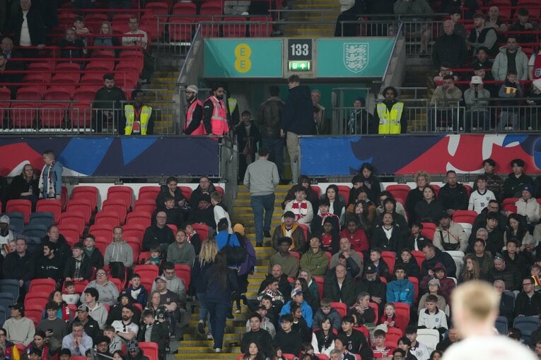 試合中に続々と帰路につくイングランドサポーター　©Masashi Hara