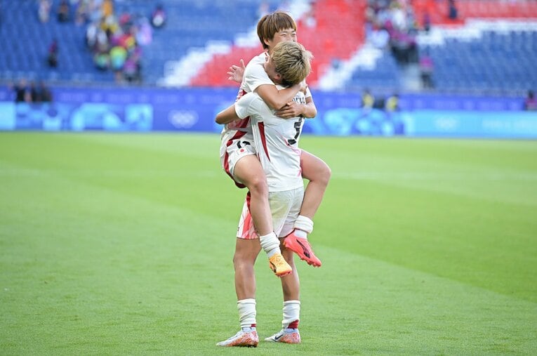 抱っこされて浜野まいか　©Takuya Kaneko/JMPA