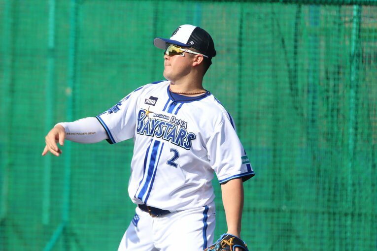 キャッチボールする牧