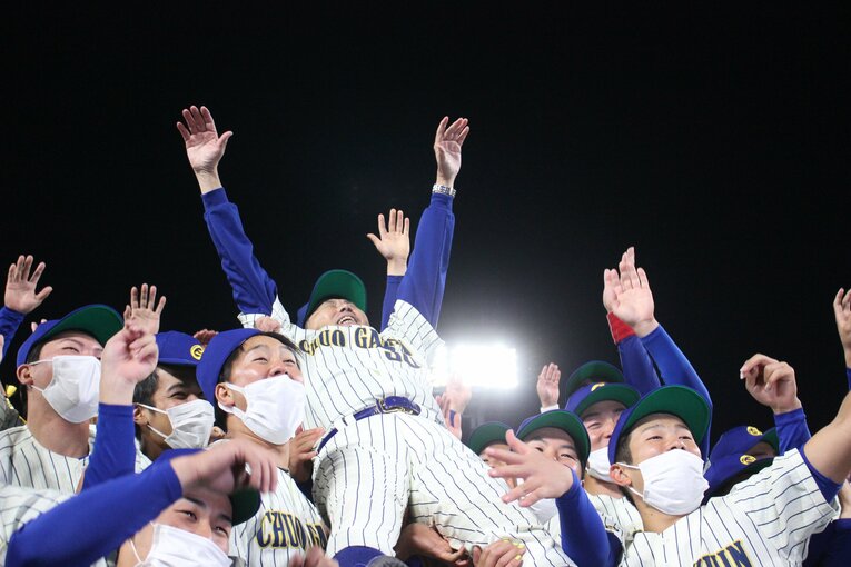 胴上げされる中央学院大・菅原悦郎監督　©︎Yu Takagi