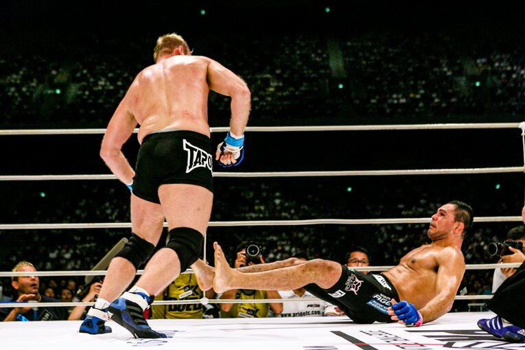 パンチでダウンを奪われる場面も