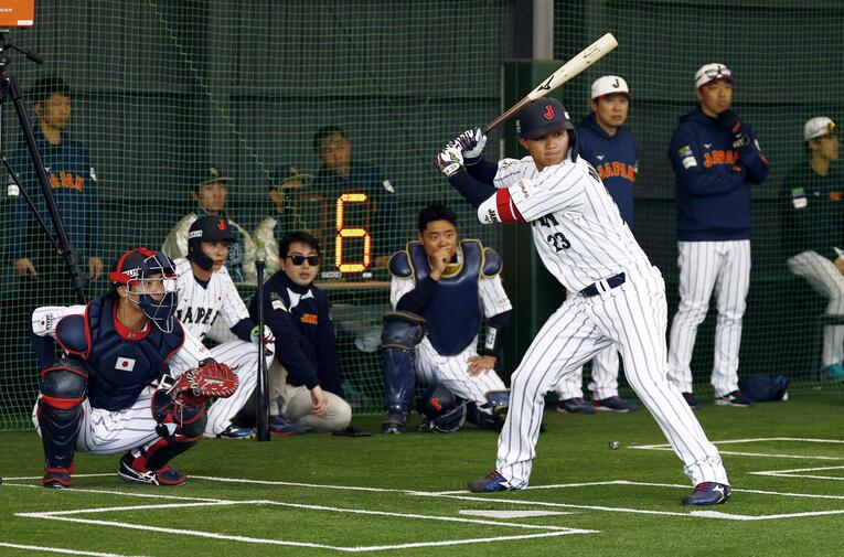 ピッチクロックと森下 日本代表、初ルールに適応 ブルペンでの投球練習で打席に立つ森下。奥は投球間隔の時間を制限するため設置された「ピッチクロック」の表示＝宮崎　©KYODO