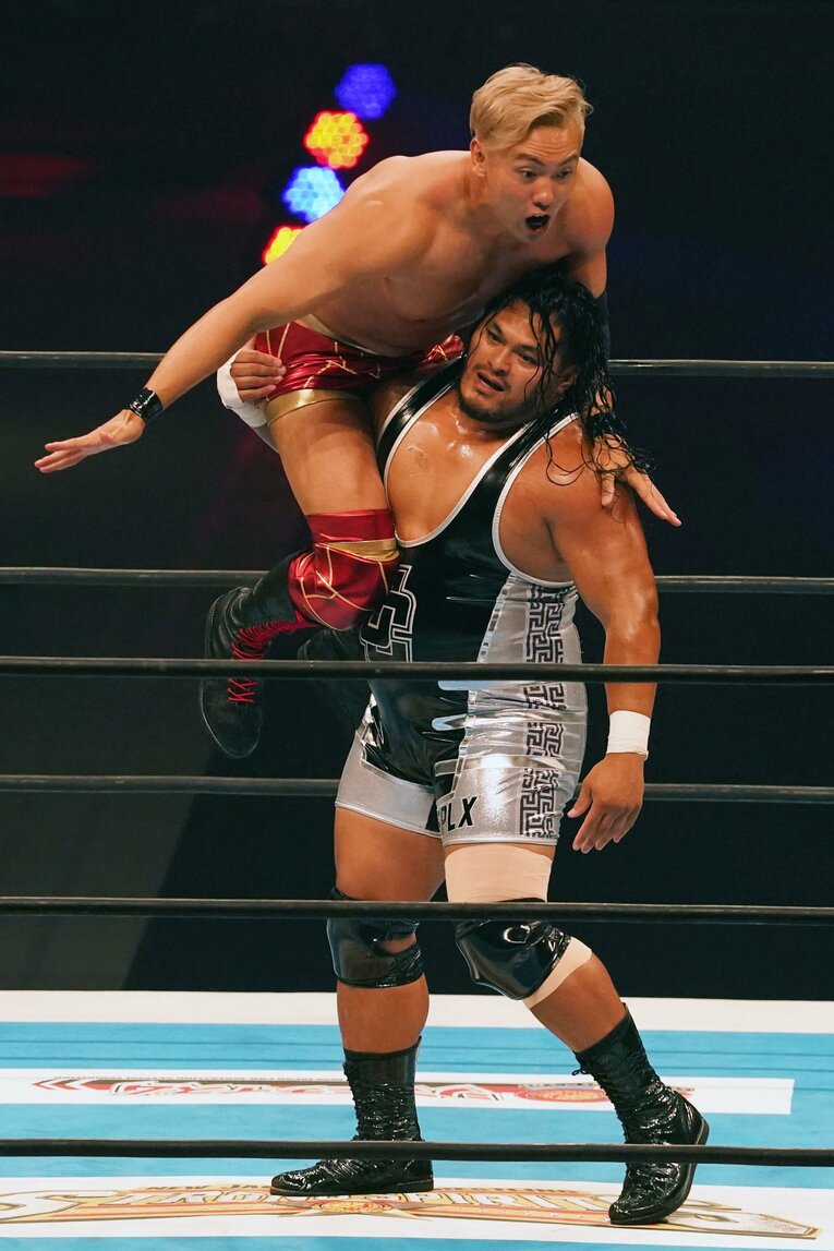 持ち前の怪力でオカダ・カズチカを担ぎ上げるジェフ・コブ