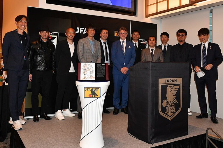 Ｗ杯日韓大会から20周年を記念した式典に参加した元日本代表監督のトルシエ氏（中央）ら。中田英寿（左から2人目）、森岡（右から2人目）らも出席した　©JFA