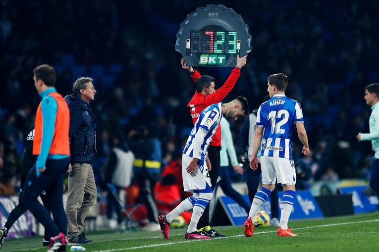 「TAKEユニの日本人ファンが増えた気が」久保建英MOMも“代えが利かない状態”を現地撮影…ソシエダは狂う歯車を直せるか(30)