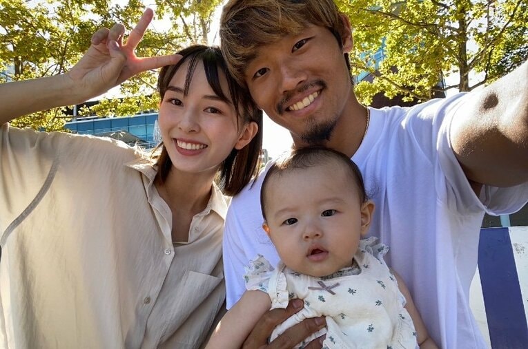 守田英正を支える妻・藤阪れいなさん（左）と2月に生まれた長女との家族写真（写真：藤阪さん提供）