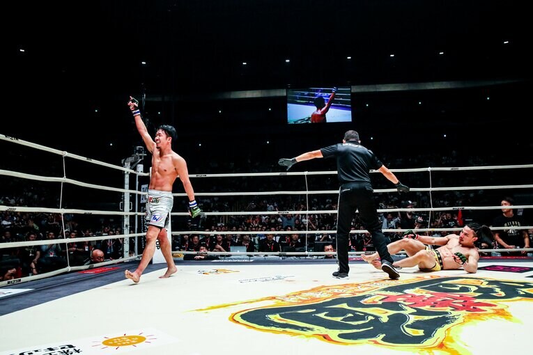 笑顔で会場にアピールした　©RIZIN FF Susumu Nagao