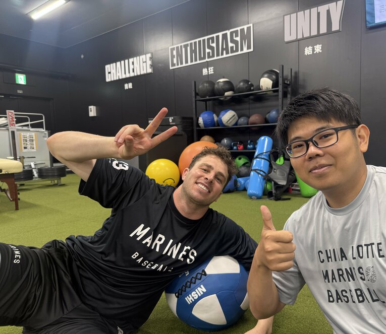 ロングと村田通訳　©Chiba Lotte Marines