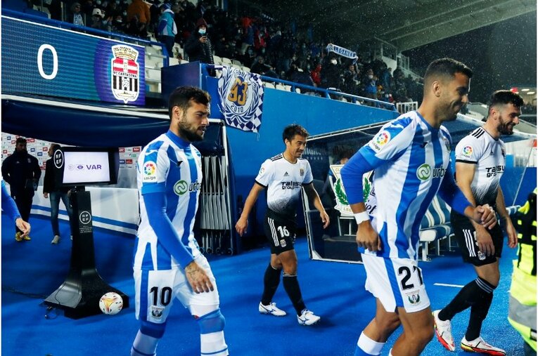 柴崎岳vs岡崎慎司が《ユニフォームを引っ張ってバチバチ》 撮影カメラマンが凍えそうな雨中で捉えた“熱いバトル”の瞬間(7)