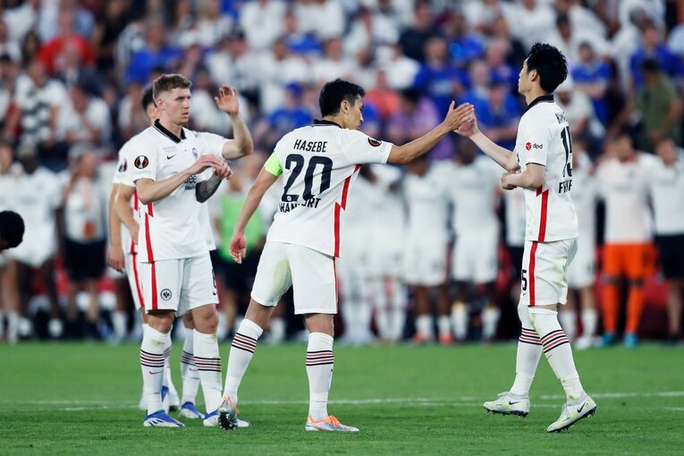 鎌田大地の号泣と“日の丸スパイク”に思い出す4年前の「カタールW杯には絶対出たいですよ」 長谷部誠とのEL優勝写真に“秘められた熱量”とは(37)