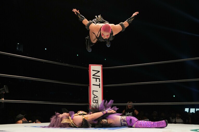 刀羅ナツコのダイブを浴びる中野たむ　©Essei Hara