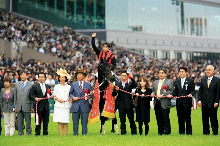 エイシンフラッシュ／2007年生まれ。［父］キングズベスト［母］ムーンレディ［生産］社台ファーム［馬主］平井克彦［調教師］藤原英昭（栗東）［通算成績］27戦6勝［主な勝鞍］'10日本ダービー（GI）'12天皇賞・秋（GI）　©️Tomohiko Hayashi