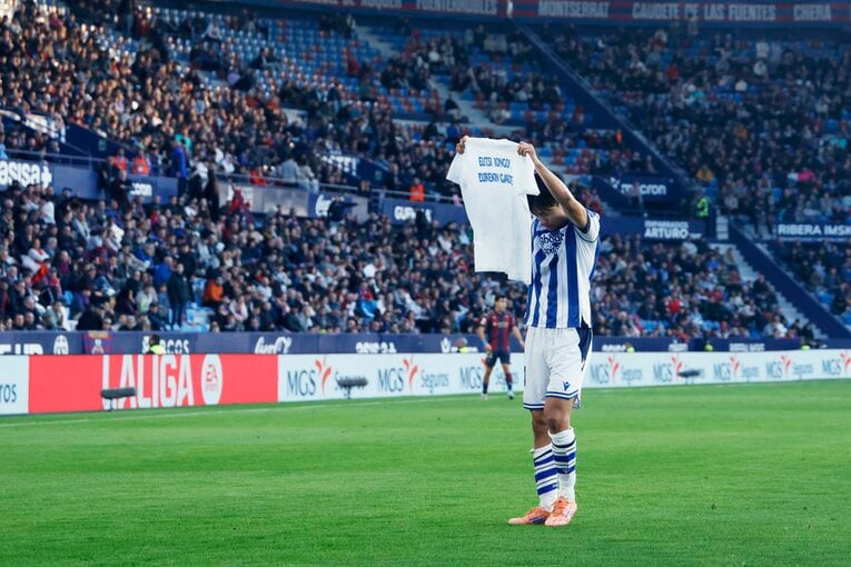 「ふがいないシーズンなので」久保建英が初のヘディング弾後“ファンに謝罪”した背景…不振ソシエダの中で「感覚的には良くなっている」(5)