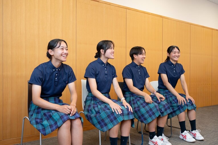 今夏のインターハイ女子トラック部門で総合優勝を果たした佐久長聖陸上部の（左から）阪真琴、宮澤希、中村波南、鎌倉梨々華の4人　©Tadashi Hosoda