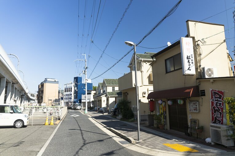 駅前には競馬ファンに愛されていそうな飲み屋がいくつかあった