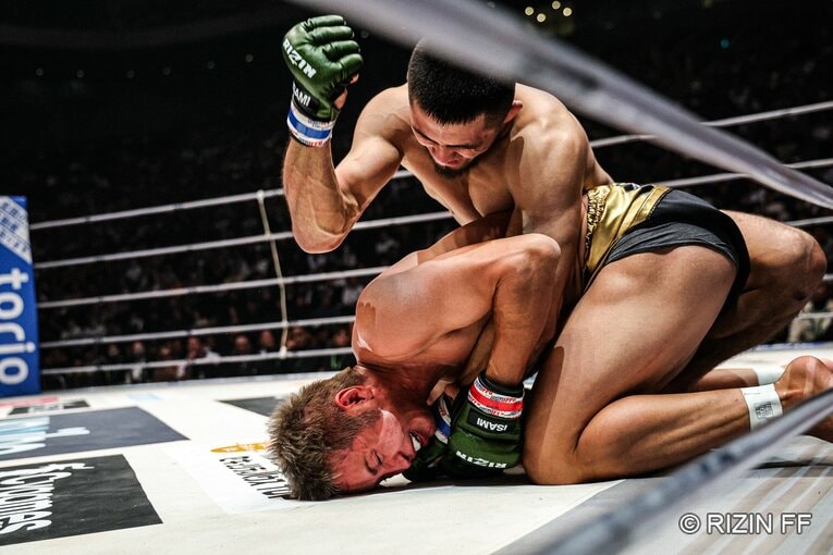 側頭部への鉄槌を放つシェイドゥラエフ　©RIZIN FF