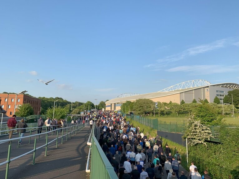 スタジアムに集う人々（3／4枚）　©Yoichi Igawa　