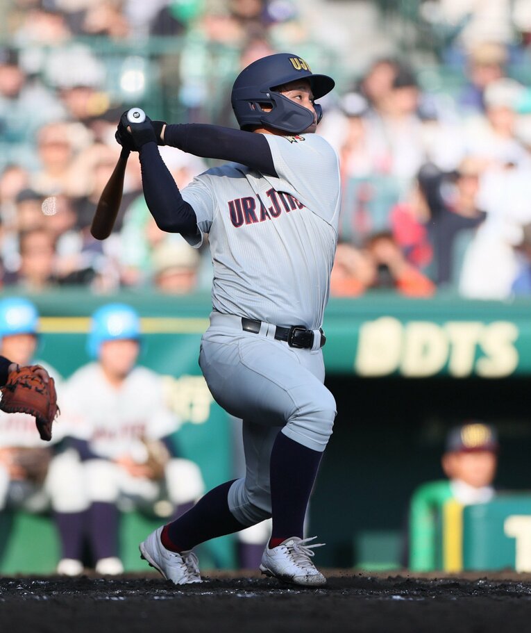 浦和実は５回に三島陽之介が２点二塁打を放つ　©JIJI PRESS