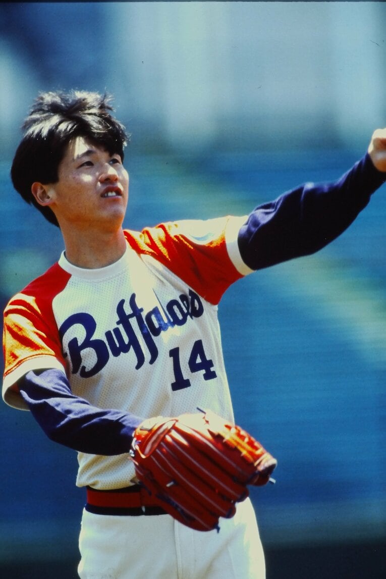 阿波野は近鉄バファローズのユニフォームに袖を通した　©Takahiro Kohara