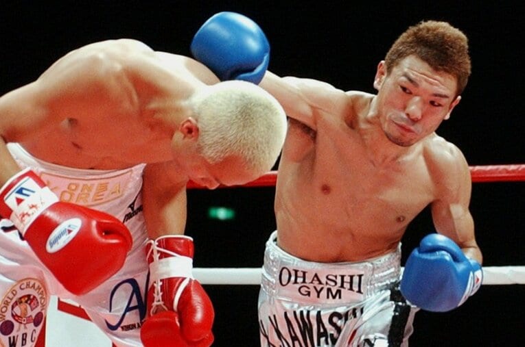 2004年6月28日、WBC世界スーパーフライ級タイトルマッチで徳山昌守を破った川嶋勝重。大橋ジム初の世界王者となった ／ photograph by JIJI PRESS