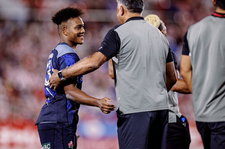 試合後、ジェイミー・ジョセフHC（右）に声をかけられ笑顔の松島幸太朗　©︎Kiichi Matsumoto